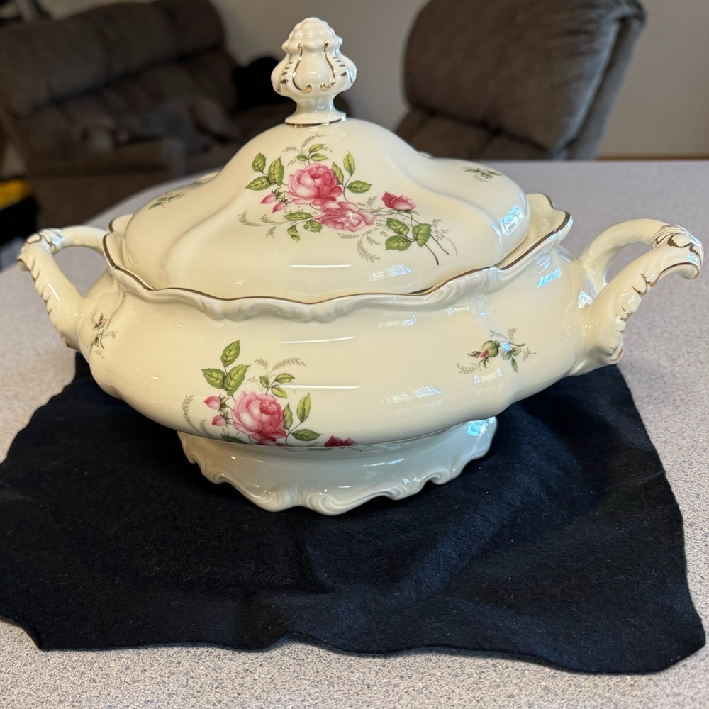 Rosenthal Courtship Tureen w/lid 8.5” pompadour selb Germany -Rare